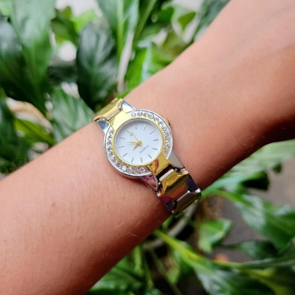 Rhinestone Quartz Classic Watch - Picture 2 of 8